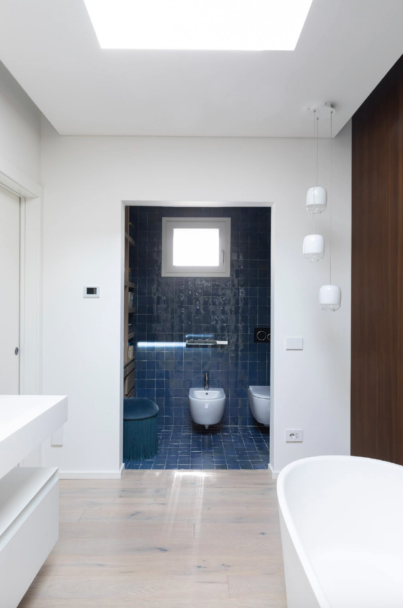 Bagno di design vista sul bagno di una casa prefabbricata di lusso Moretti in Lombardia