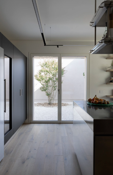 Vista di una porta finestra dall'interno di una casa prefabbricata di design Moretti in Lombardia