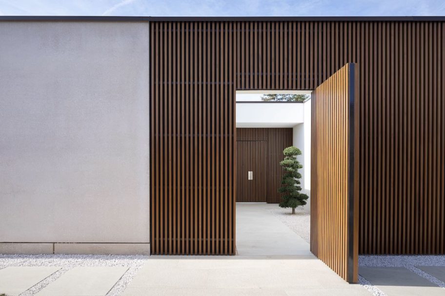 Equilibrio tra visuale interna e visuale esterna attraverso la porta d'ingresso di una villa prefabbricata di design Moretti in Lombardia