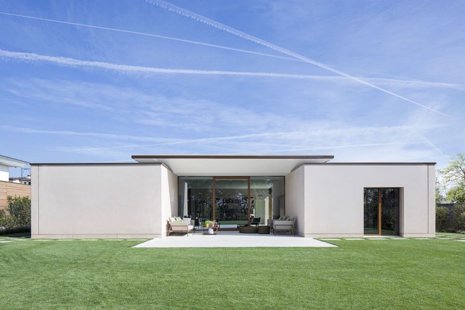 Vista panoramica dal cortile interno di una villa prefabbricata di design Moretti in Lombardia