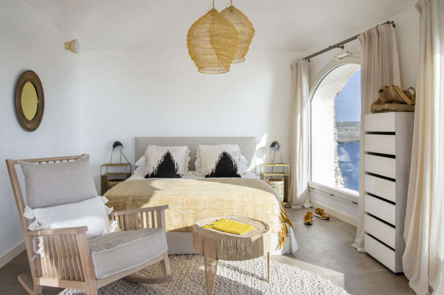 Interno di una camera da letto di design con ampia e luminosa finestra di una villa di lusso Moretti More.