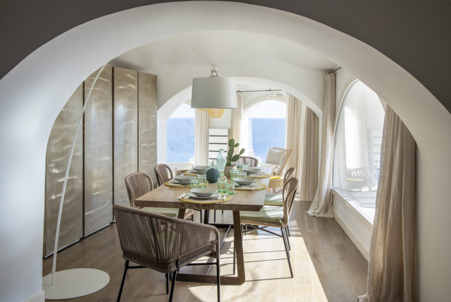 Interno di un living di design con ampie e luminose finestre vista mare di una villa di design chiavi in mano Moretti More.