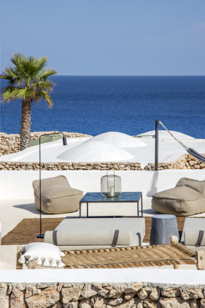 Esterno arredato di una villa di design Moretti More, con vista mare.