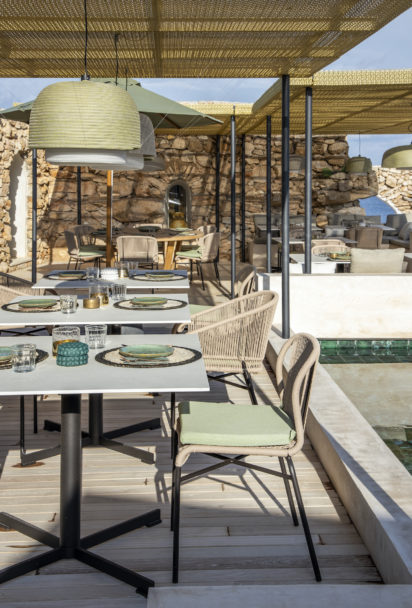 Terrazzo sul mare arredato di una villa di design progettata chiavi in mano da Moretti More.