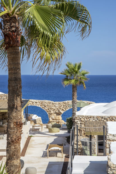 Terrazzo arredato sul mare di una villa di design progettata su misura da Moretti More.