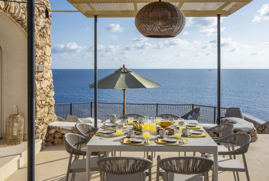 Terrazzo arredato sul mare di una villa di design progettata su misura da Moretti More.