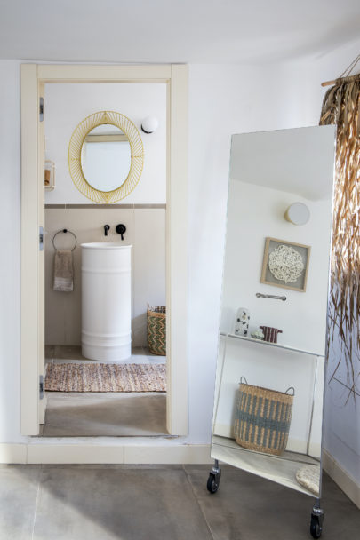 Particolare del bagno di una casa di design prefabbricata progettata chiavi in mano da Moretti More.