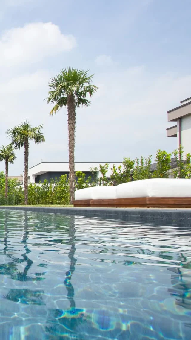 Qui non serve prenotare.
La tua nuova casa (con piscina) è sempre pronta a farti sentire in vacanza.  #designsumisura #piscina #villedesign #lessismore #architecturaldesign #sustainablehome