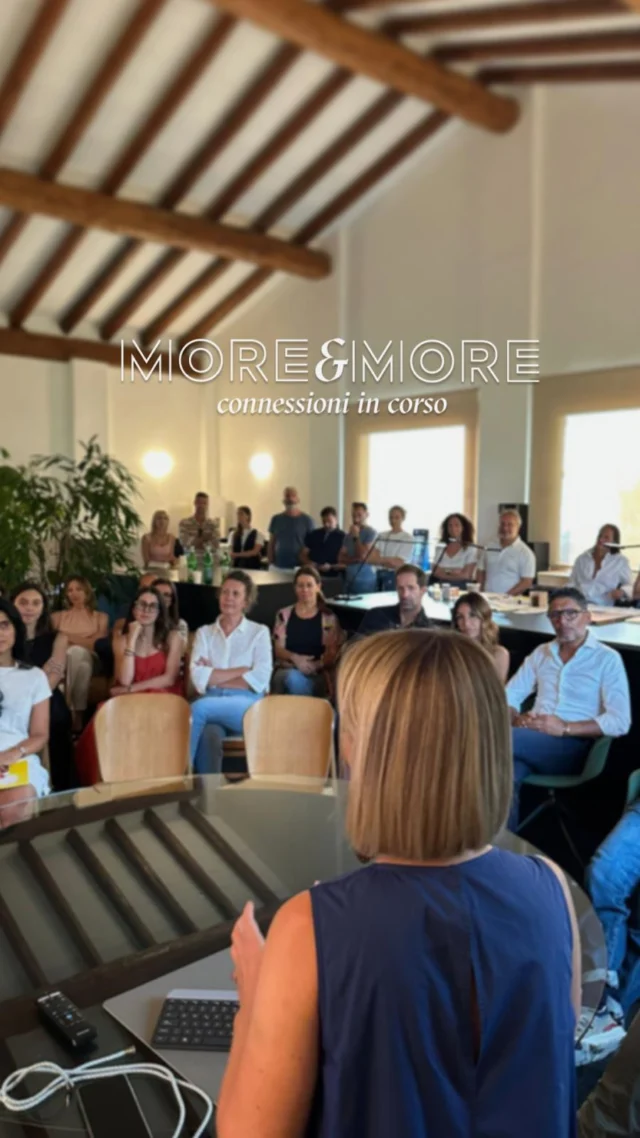 Ieri abbiamo ospitato un talk speciale con @monterisitiziana , fondatrice di @ricehouse.it Società Benefit, l’azienda che trasforma gli scarti del riso in materiali per l’edilizia sostenibile.
Un incontro ispirante, in cui abbiamo parlato di innovazione, responsabilità e di un nuovo modo di costruire, più consapevole e connesso alla terra.  “Solo cambiando il modo di guardare il mondo, avremo l’opportunità di cambiarlo veramente.”  #inspiration #rice #house #sustainablity